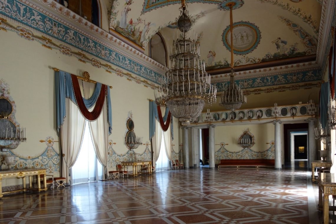 Salão de festas do Palácio de Capodimonte, antiga residência da família real.