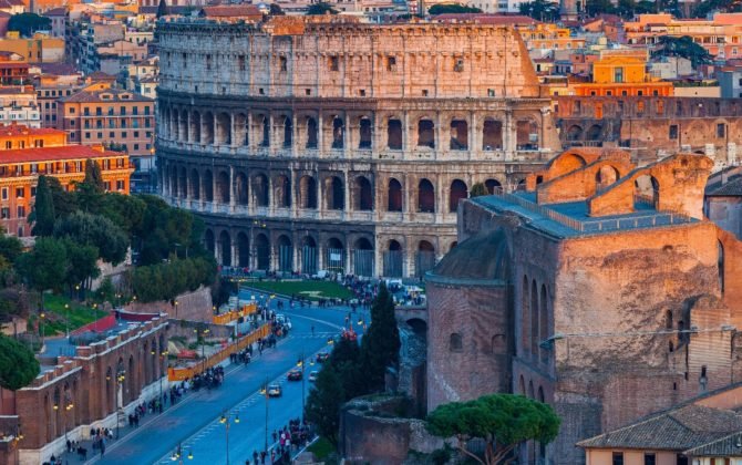 Coliseu abraçado pela cidade de Roma