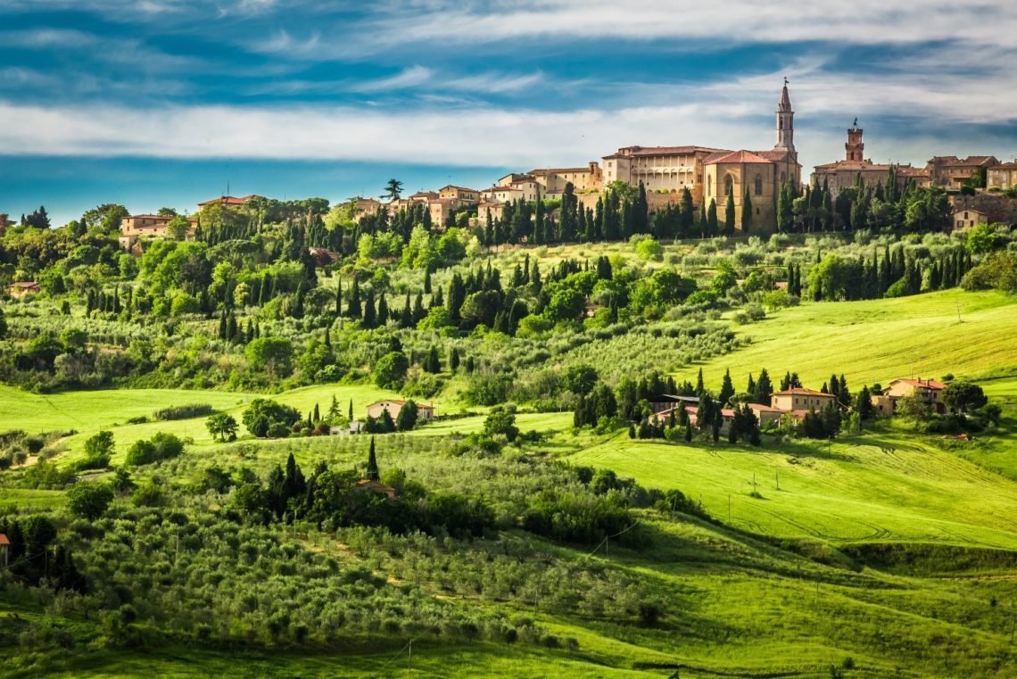 Vista da cidade de Pienza ao pôr-do-sol.