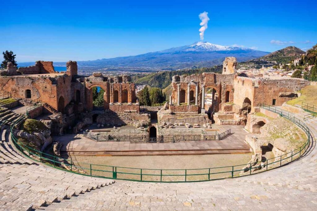 vista aérea do teatro grego de Taormina com o Monte Etna ao fundo na Sicília