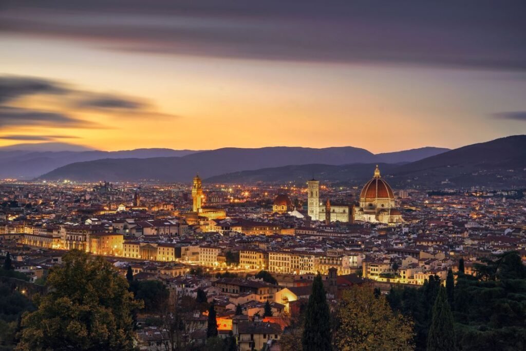 Cidades da Toscana. Vista de Florença iluminada.
