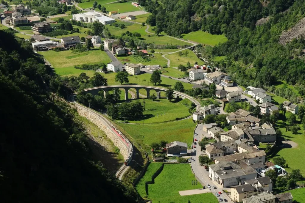 Bernina Express em curva nos Alpes próximo a Brusio