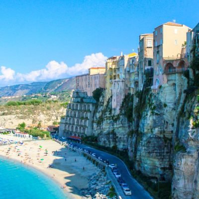 Vista do Santuário de Santa Maria dell'Isola em uma falésia na praia de Tropea